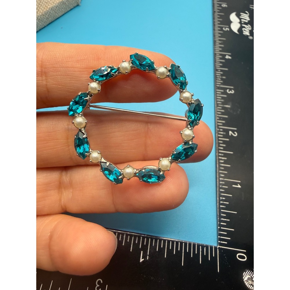 B David Vintage Teal Rhinestone Faux Pearl Wreath Brooch Silver Tone Circle Pin‎